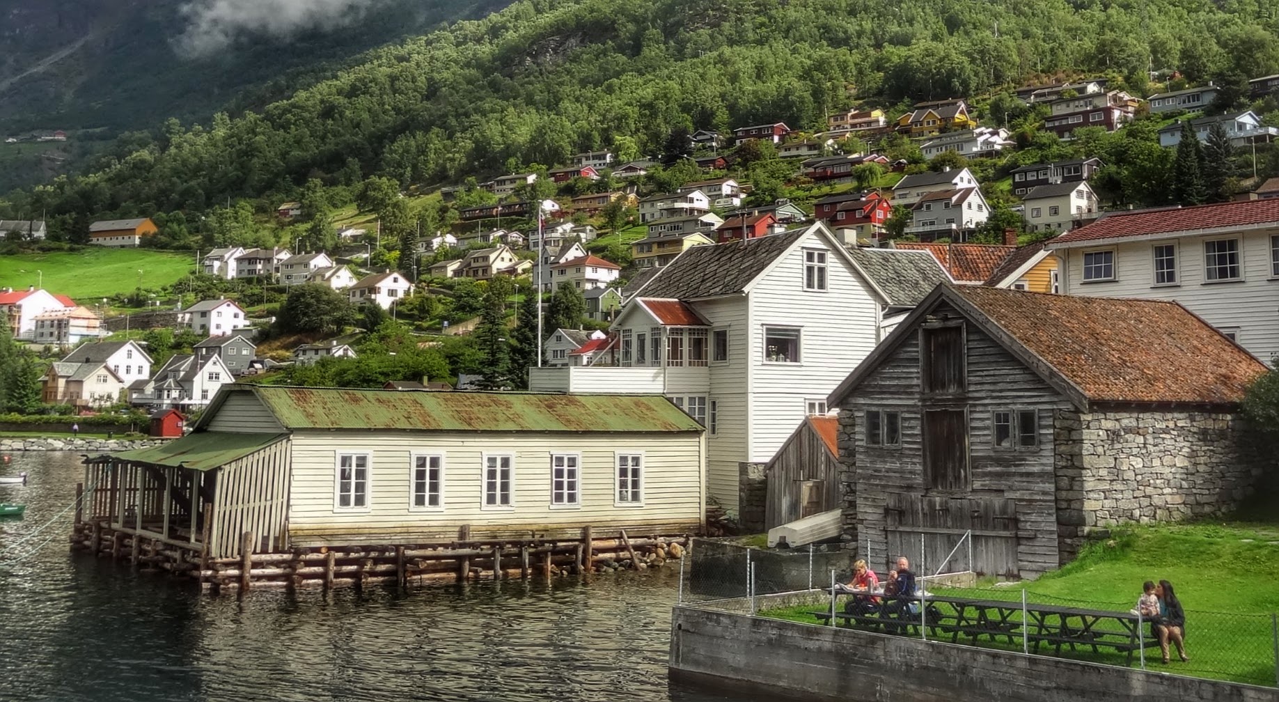 Village norvégien le long du Sognefjord