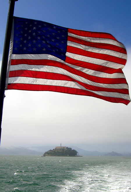 Alcatraz sur fond de drapeau américain