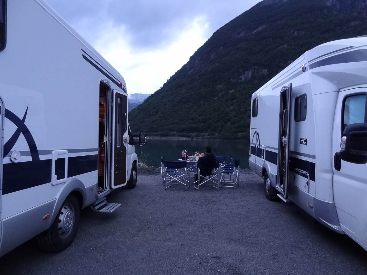 Camping-cars au bord d'un fjord